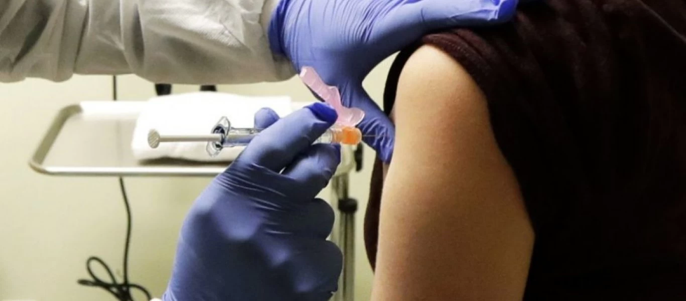 Η Βρετανία έχει εμβολιάσει όλο τον πληθυσμό άνω των 50 ετών με την πρώτη δόση του εμβολίου κατά του κορωνοϊού